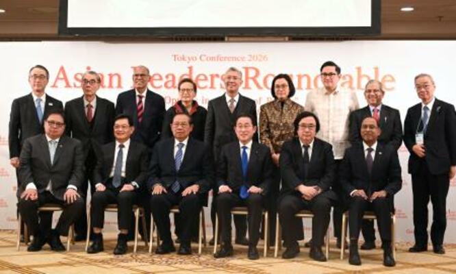 　「アジア円卓会議」の初会合で写真に納まる、共同議長の岸田元首相（前列左から４人目）、インドネシアのユドヨノ元大統領（同３人目）ら＝１０日午後、東京都港区
