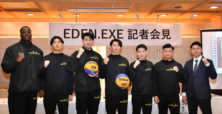 チーム発足会見を行ったエデンドットエグゼの春山社長（右端）と選手＝宇都宮市内