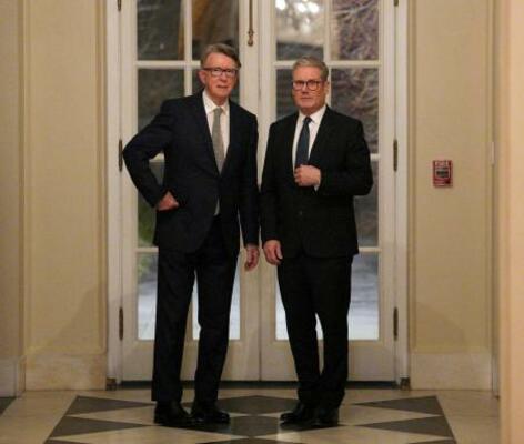 　米ワシントンでスターマー英首相（右）と話すマンデルソン氏＝２０２５年２月（ロイター＝共同）