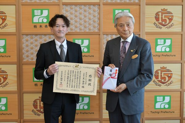 福田知事から感謝状を受け取った河野営業部長（左）＝27日午後、県庁