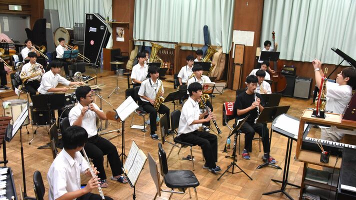 東日本大会に向け熱のこもった練習をする真岡高吹奏楽部の生徒たち