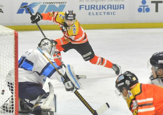 第１ピリオド、バックスのＦＷ出口がシュートを放つ＝日光霧降アイスアリーナ、鈴木久崇撮影