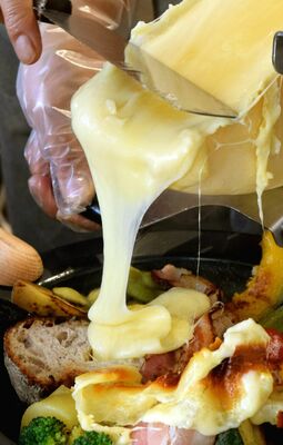 とろとろのラクレットチーズを野菜やベーコンなどにかける「グリルラクレット」