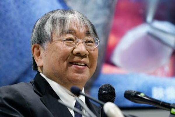 iPS細胞を使った再生医療等製品の製造販売承認が了承され、記者会見する澤芳樹大阪大特任教授=19日夜、大阪市北区