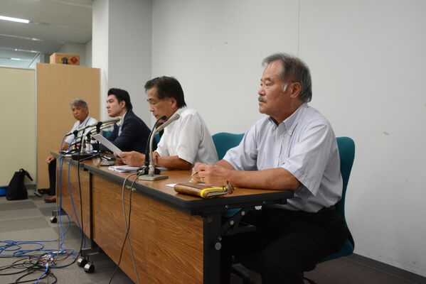 記者会見に臨む「高速暴走・危険運転被害者の会」のメンバーら＝30日午後、県庁記者クラブ