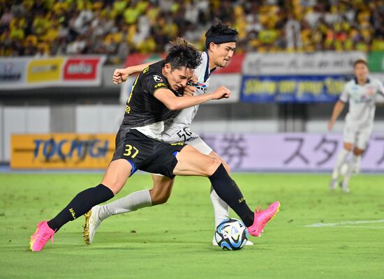 後半30分、相手ゴール前に切り込む栃木ＳＣのＦＷ根本（手前）＝カンセキスタジアムとちぎ