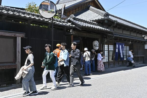 嘉右衛門町で店巡りを楽しむ人たち