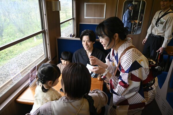 ＳＬ車内で和装でおもてなしするＳＬ観光アテンダント（右）