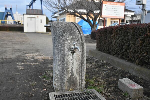国の暫定目標値を超えるＰＦＡＳが検出された公園内の水道＝３日午後、下野市下古山