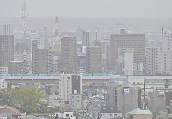 黄砂が観測され、かすむ宇都宮市内＝18日、県庁15階展望ロビーから