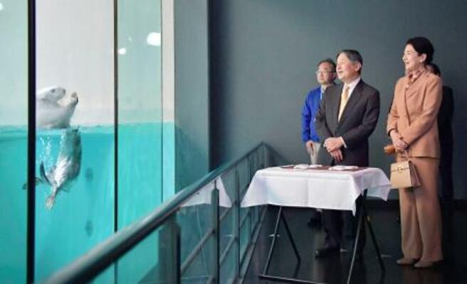 三重県鳥羽市の鳥羽水族館を訪れ、ラッコを視察される天皇、皇后両陛下=8日午後(代表撮影)