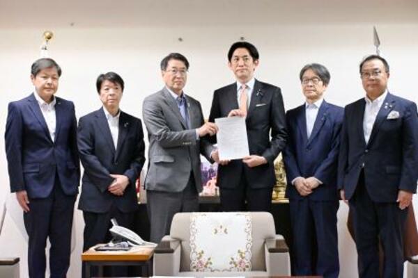 自民党の小林政調会長(右から3人目)に要望書を手渡す新潟市の中原八一市長=16日午後、東京・永田町の党本部
