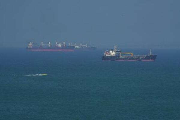 　２８日、イラン沖のホルムズ海峡に浮かぶ石油タンカー（ゲッティ＝共同）