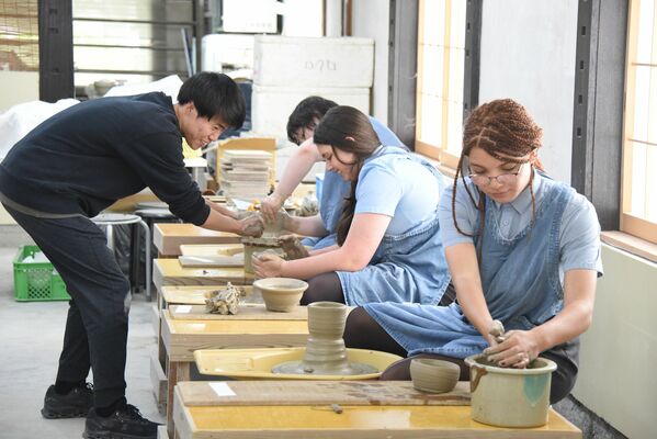 陶芸体験を楽しむセント・アイヴスの生徒たち