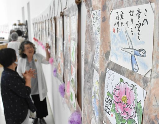 那須野が原ハーモニーホール内で開かれている絵手紙展