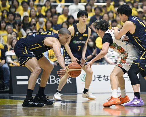 第２クオーター１分、ブレックスのエドワーズ（左）がスチールを狙う＝日環アリーナ栃木、森田大地撮影