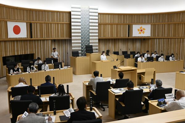 議場で「日光学」の成果を発表する日光明峰高校の生徒