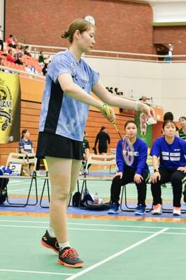 15点制で実施されたバドミントンの全日本実業団選手権でプレーする松本麻佑=深谷市総合体育館