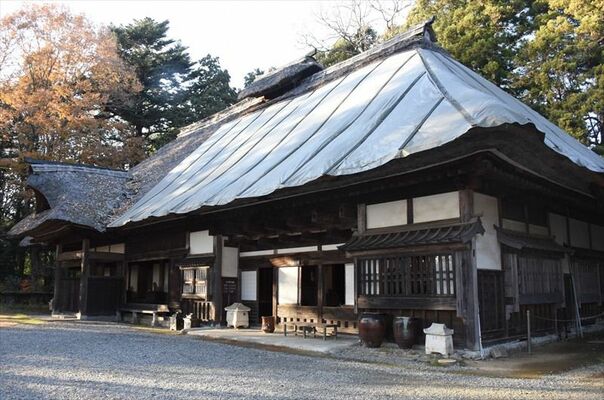 傷みが大きくなっている４号館のかやぶき屋根