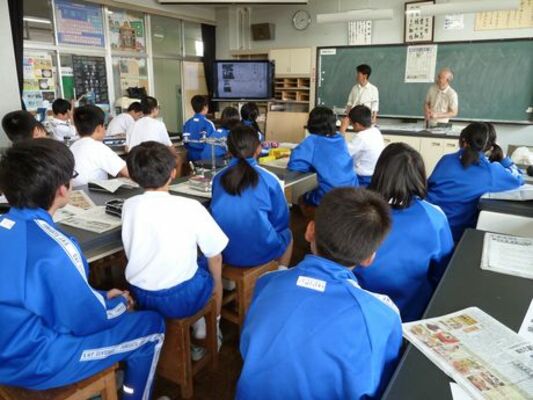 自分新聞の改善点教わる　宇都宮市古里中 