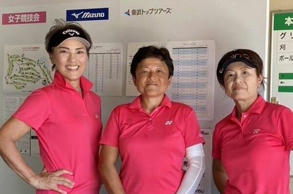 女子団体２位の本県チーム。左から角田、上野、鈴木