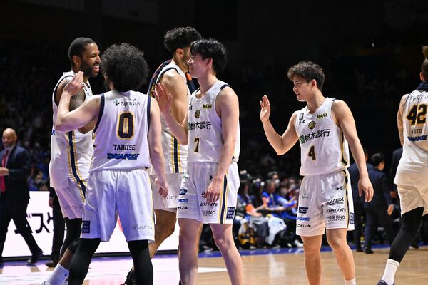 今季最終戦を快勝で終えたブレックス。小川（中央）と四家（右）ら若手が躍動した＝５日、茨城戦より