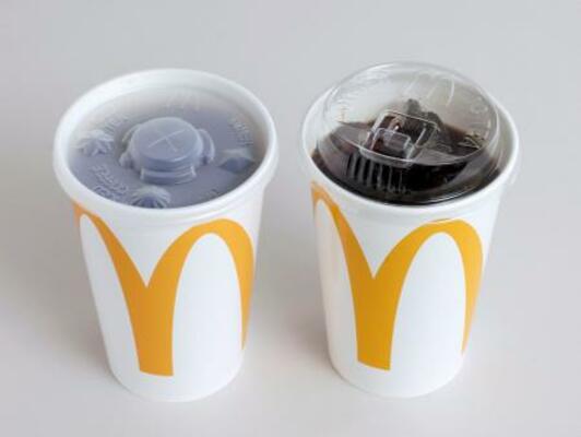 日本マクドナルドが導入するストローを使わずに飲める新型のふた(右)。左は旧来型のふた