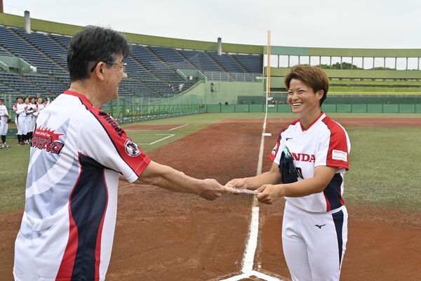 大関町長（左）から委嘱状を受け取る塚本主将