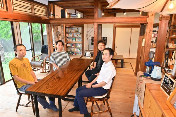 リトルジェムでひきこもり支援に取り組む中尾さん（左から２人目）ら関係者