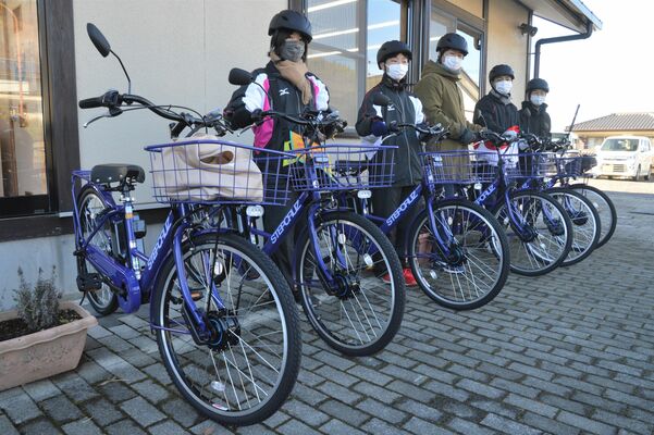 町観光協会が購入した電動アシスト付き自転車に乗る馬頭高生ら