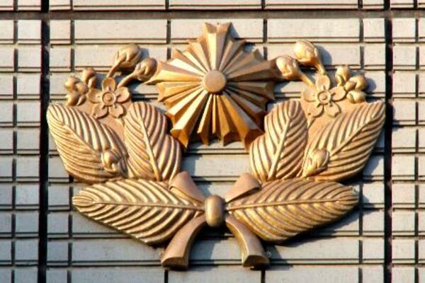 　旭日章の周りを、桜の葉が囲む警視庁目白署の特別な紋章＝２日