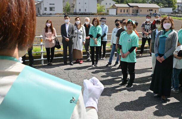 選挙演説に耳を傾ける人々。言論の自由が民主主義の根底を支えている＝４月中旬、足利市内（本文と写真は関係ありません）
