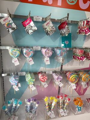 ポップな「ＡＭＥＲ’」店内とカラフルな商品群＝東京都渋谷区