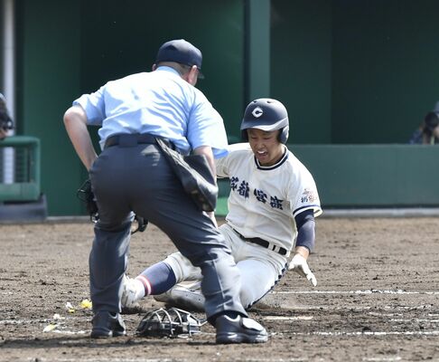 ３回、宇商の岸田がランニング本塁打で生還し勝ち越す＝真岡ハイトラ運動公園市民球場