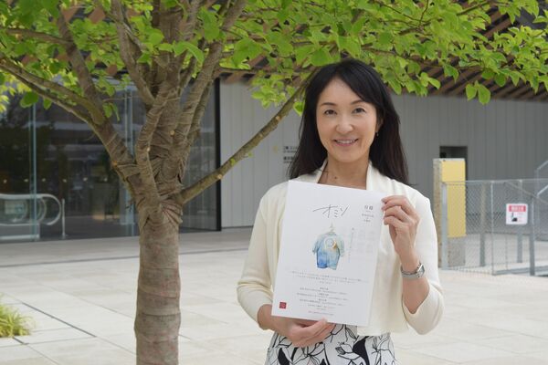 舞台「オミソ」のチラシを手にする岩瀬さん