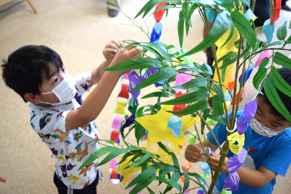 七夕の飾り付けを行う園児