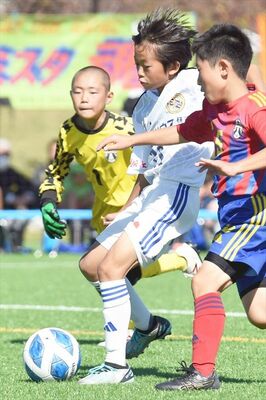 ともぞうＳＣ　Ｕ１０－ＪＦＣアミスタ市貝決勝　後半１分、相手ＧＫをかわし、ともぞうＳＣ　Ｕ１０・大野（中央）がシュートを決める＝真岡ハイトラ運動公園