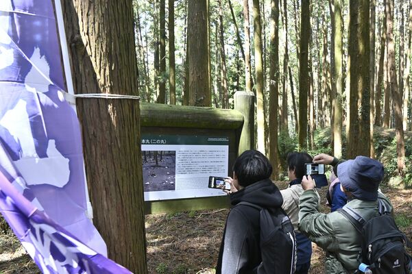 散策イベントでスポットの看板を読み込む参加者