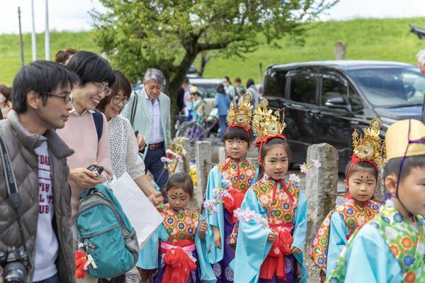 花まつりで初めて行われた稚児行列