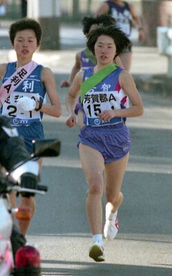高校３年の県郡市対抗駅伝で区間賞を獲得した赤羽さん（右）＝1998年１月25日