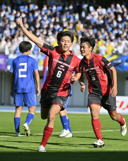 前半11分、矢板中央のＭＦ金子（中央）が先制ゴールを決め駆け出す