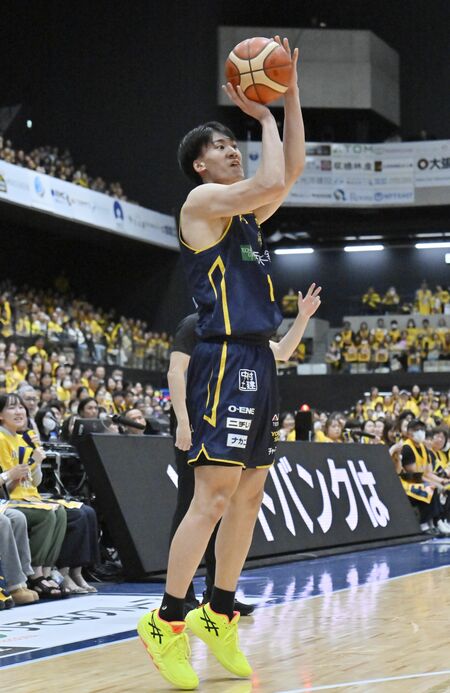第４クオーター６分、ブレックスの高島が３点シュートを決める＝日環アリーナ栃木、加藤竜矢撮影