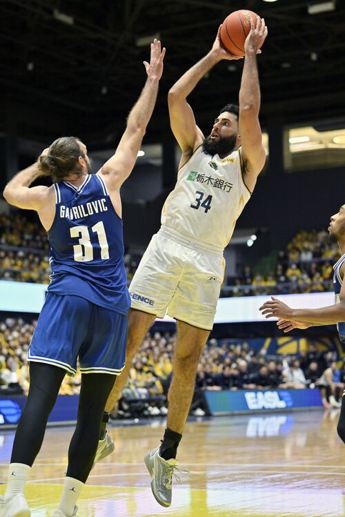 第４クオーター４分、ブレックスのジェレット（右）がシュートを放つ＝ブレックスアリーナ宇都宮、磯真奈美撮影