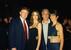 　富豪のジェフリー・エプスタイン氏（手前右から２人目）とドナルド・トランプ氏（同左端）ら＝２０００年１２月、米フロリダ州（ゲッティ＝共同）