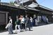 嘉右衛門町で店巡りを楽しむ人たち