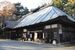 傷みが大きくなっている４号館のかやぶき屋根
