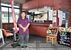 真岡駅にある店舗と仙波さん