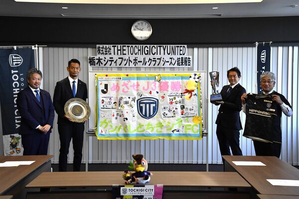 壬生町を表敬訪問した栃木シティの大栗社長（左端）と今矢監督（左から３番目）、内田主将（同２人目）