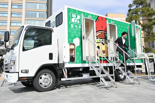 県が４月から運用を始める災害派遣用トイレカー＝16日午後、県庁