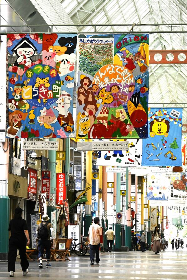 オリオン通りに掲げられたフラッグアート。手前は宇都宮アート＆スポーツ専門学校の作品
